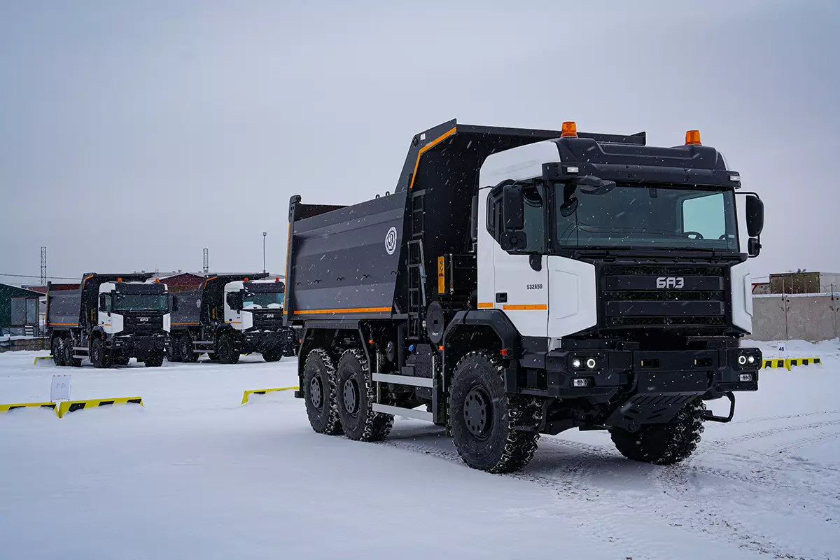 Наращиваются поставки серийных автомобилей дилерам Наращиваются поставки серийных автомобилей дилерам