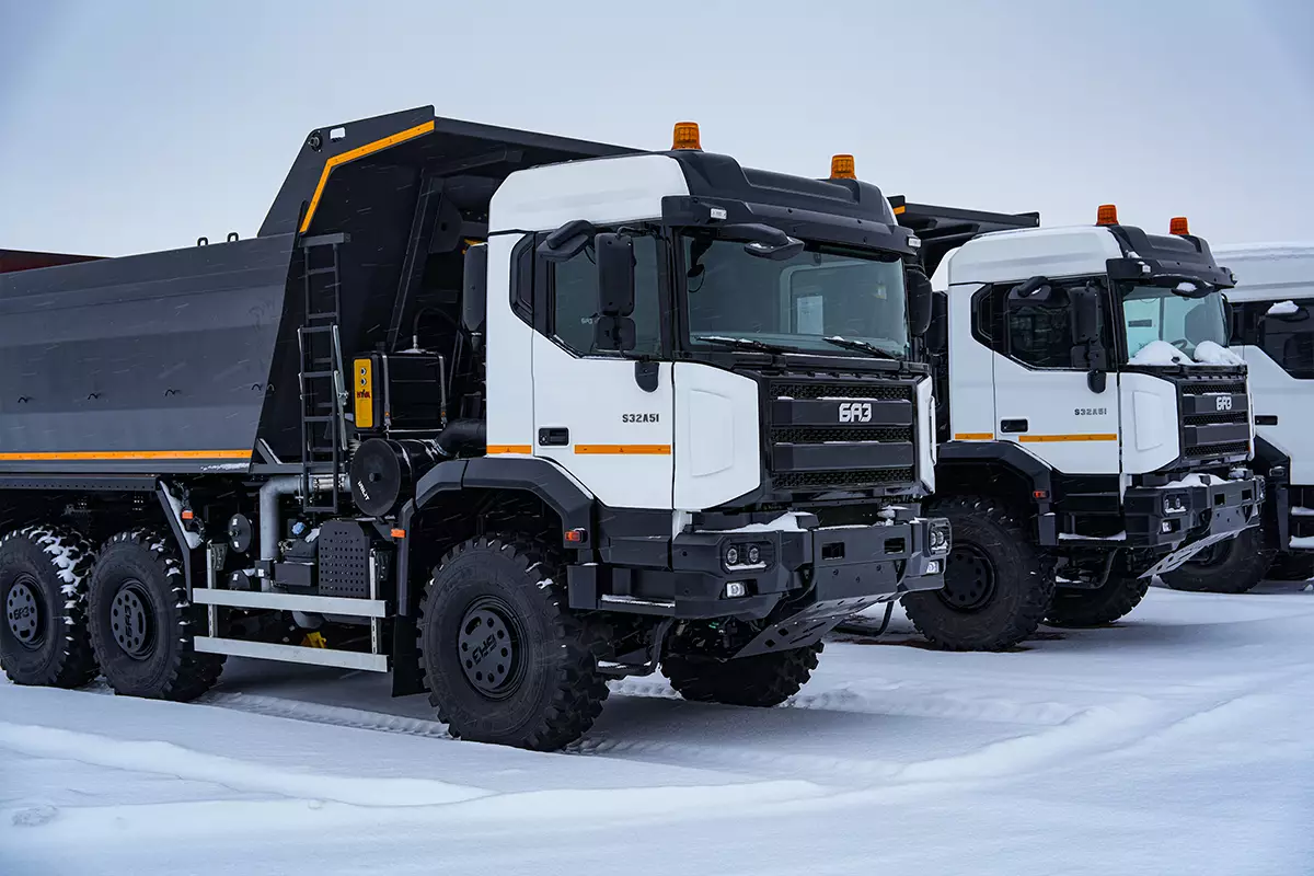 Наращиваются поставки серийных автомобилей дилерам Наращиваются поставки серийных автомобилей дилерам